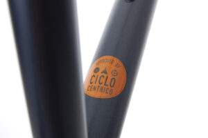 Mde 2020 Madre Komorebi anodic black ciclo centrico logo
