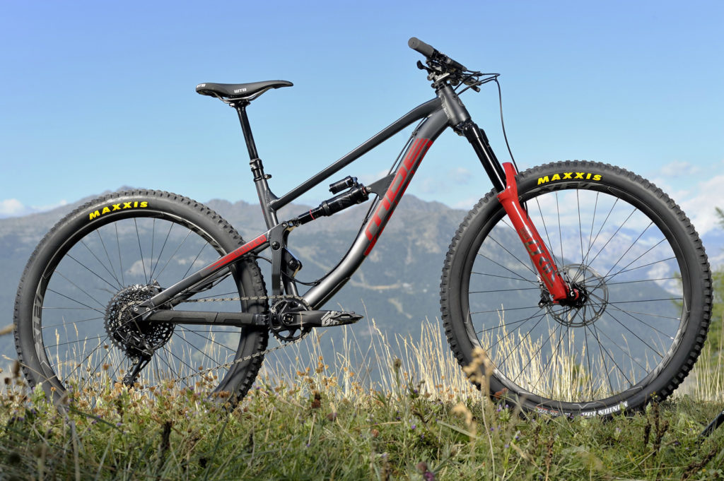 MDE 2020 Born in the Alps Damper 29 black red aggressive am enduro park grass