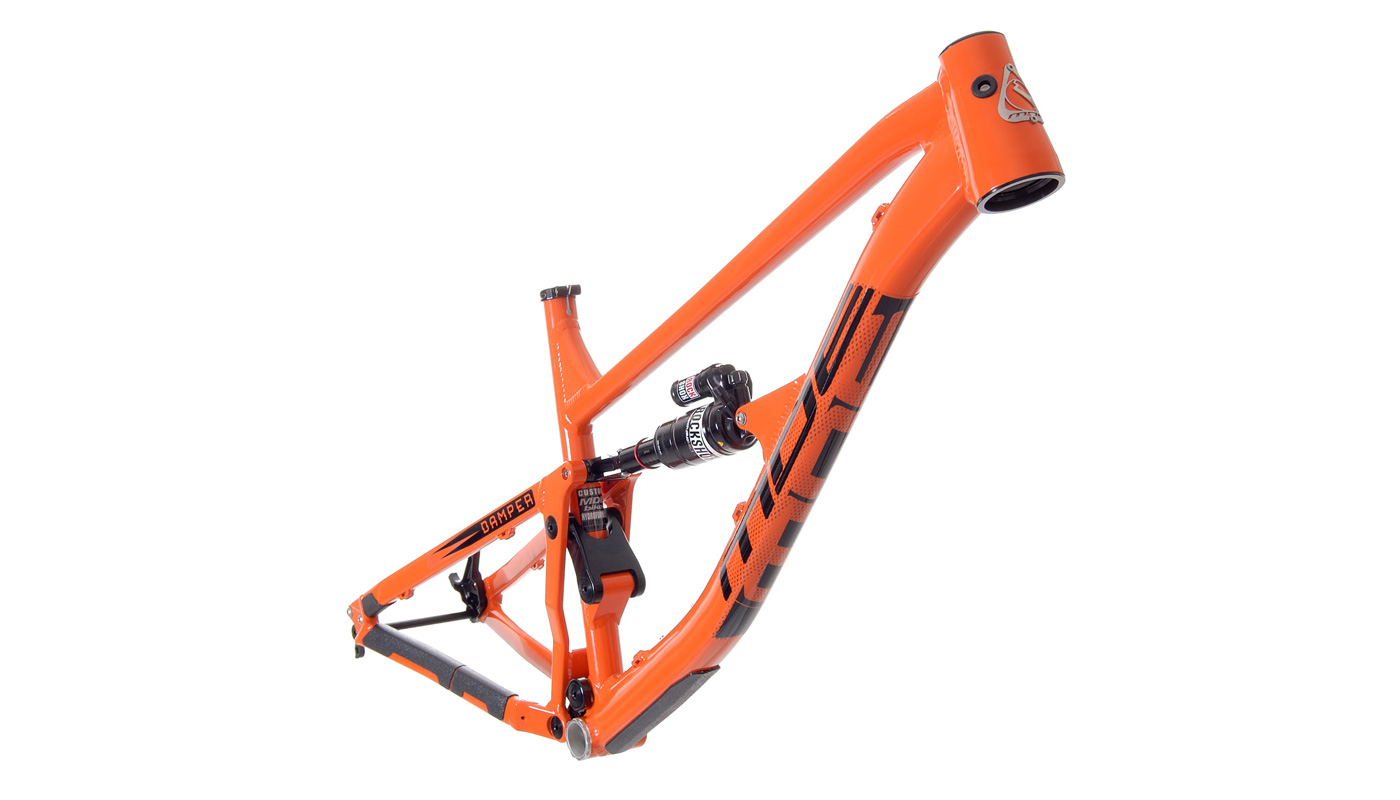 MDE 2020 Born in the Alps Damper orange black 3/4 front side